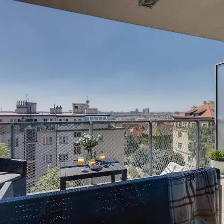 Jt's Korunni Str. Apartman *
